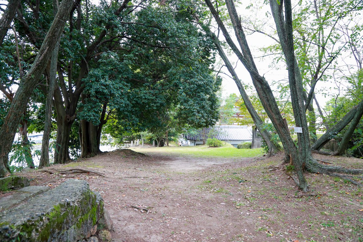 Bifan_event83's tweet image. #広島城コス　ロケーション公開🌟

平櫓(畳のあるお部屋)に関しては
観光客や他のお客様のご迷惑やトラブルを未然に防ぐために
今回は””照明類・三脚の利用はなし””とさせてください