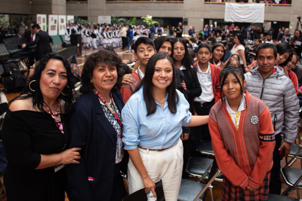 NoemiJuarezSEB's tweet image. Inauguramos el Congreso de Educación, Arte y Cultura, un espacio para celebrar la creatividad, el pensamiento crítico y la convicción de que el arte es una fuerza transformadora en la vida escolar y comunitaria. 🎨📚