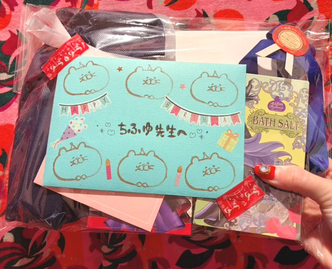 お手紙&誕生日プレゼント転送していただきました😍ありがとうございます!チェキの話、確かに絶対それは見たい!と作者本人ですら思ったので次巻の特典に描きますね!そしてイラスト可愛すぎて「わ～～!!!!!!!」ってでかい声でました😭LOVELOVELOVE❤️❤️❤️プレゼントもありがとうございます!い 