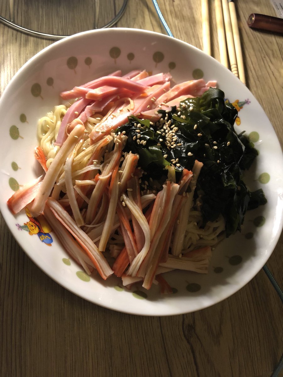 zonoCamp's tweet photo. 季節外れた？冷やし中華！
仕事で酔って朝方作る即席に季節も具材もありゃしない
これドンキで税抜138円
旨すぎた
しばらく冷やし中華始めました。 https://t.co/gY9GdOH8AS