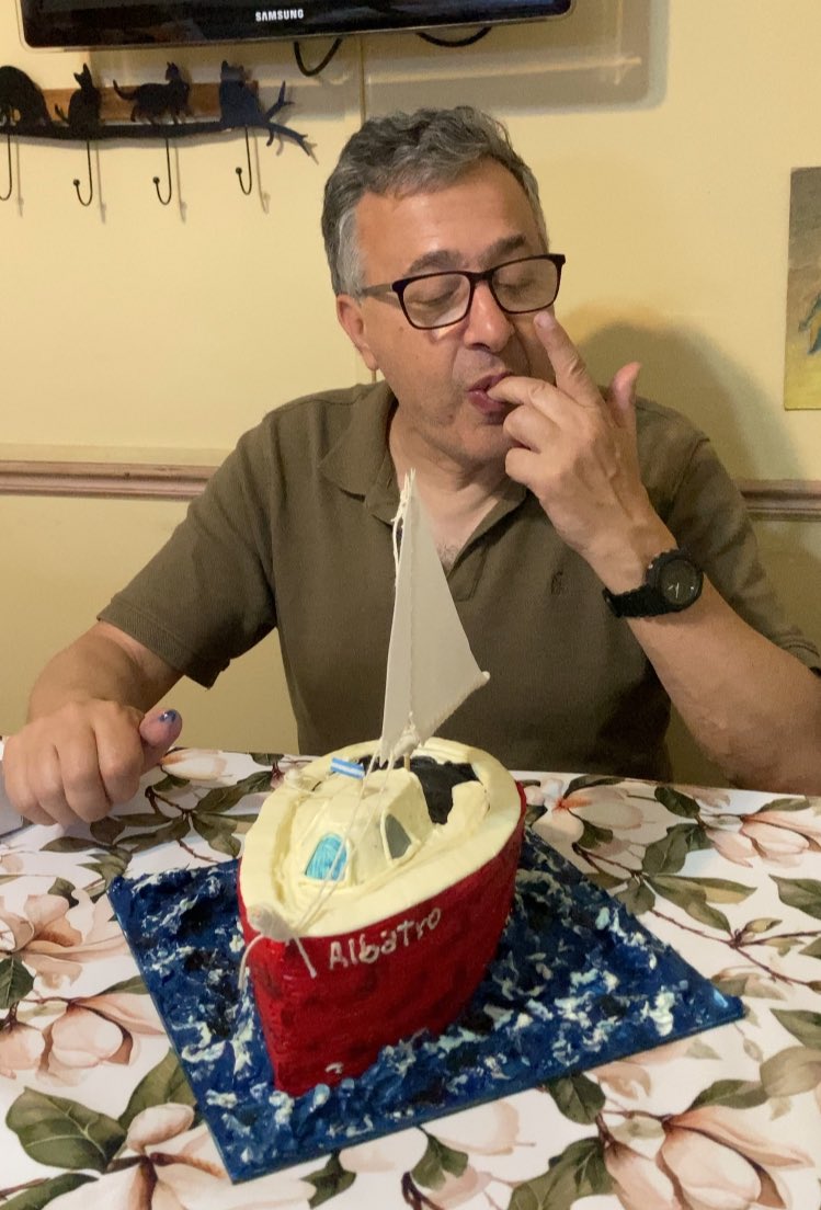 Azupuma's tweet image. Hoy es el cumple de mi viejo, estuve 3 días aguantándome para no spoilearle su torta de cumple