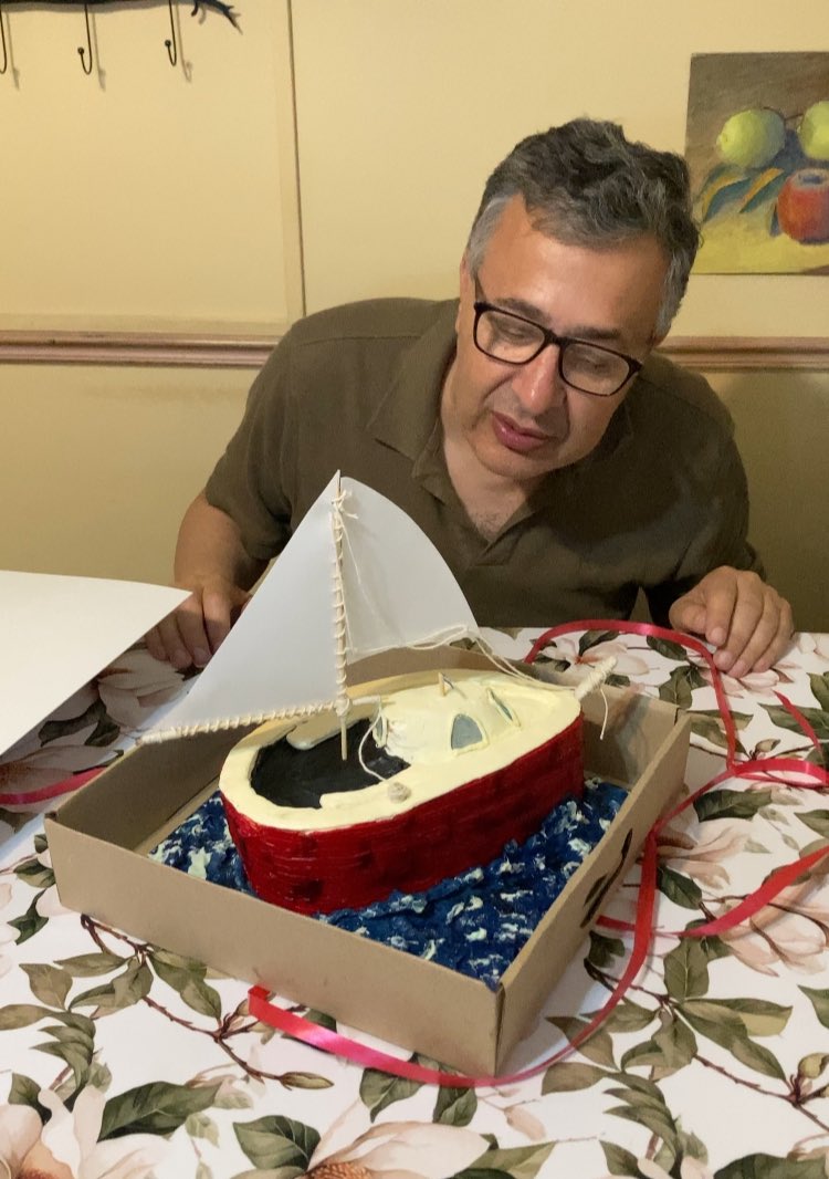 Azupuma's tweet image. Hoy es el cumple de mi viejo, estuve 3 días aguantándome para no spoilearle su torta de cumple