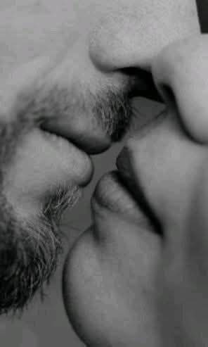 Lo miré a los ojos provocativa
tentadora e insinuante…

Lo miré a los ojos
me lamí los labios ￼
le sonreí
y camine hacia él dispuesta
segura e insaciable…

Estaba lista 
para que devorara mis entrañas
y yo, yo estaba lista
para devorar su carne.