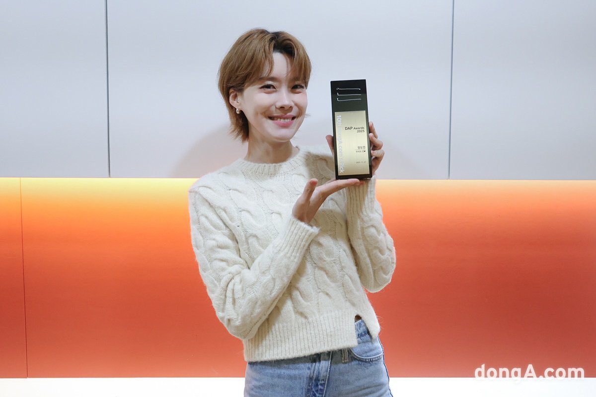 whatawondercute's tweet photo. 장도연, 우리도 연♥ [10th DAP Awards] (출처 : 네이버 연예) https://t.co/UMStumDc47

“장난스러운 말투로 너스레를 떨더라도 상대 약점을 후벼파지 않는다. 수위 조절에 능하다. 그렇다고 시쳇말로 ‘노잼’도 아니다.”

“‘MC 장도연’, 프로그램의 신뢰도가 확 올라가는 다섯 글자” https://t.co/iL7eNE0S9r
