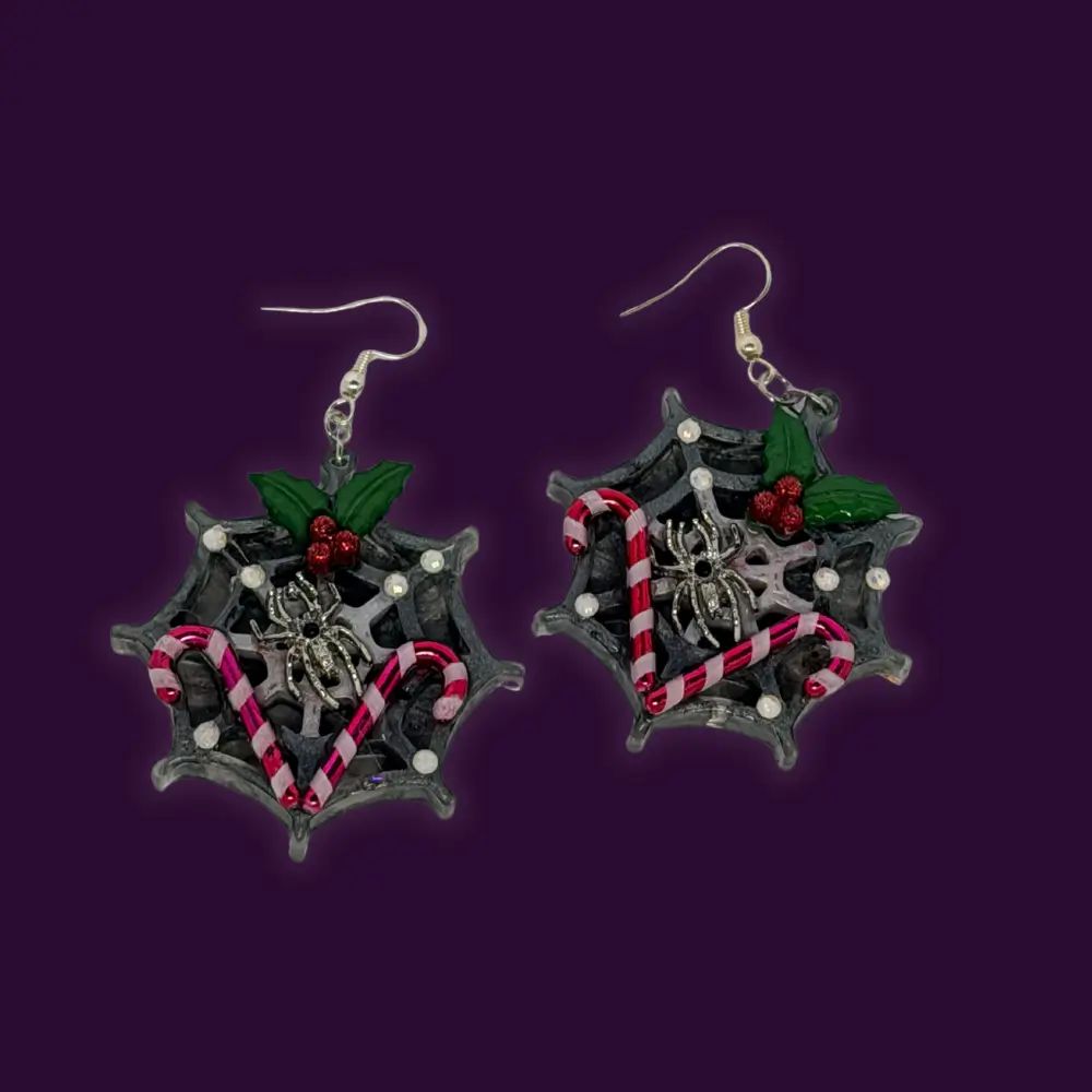 Poxy_Roses's tweet image. Ditch the boring holiday accessories. These Alternative Christmas Earrings are 2&quot; of pure spooky-cute style with holly and candy cane accents. Get them now: poxyrose.com/product/gothic…

#GothChristmas #SpookyCute #poxyrosedispatch