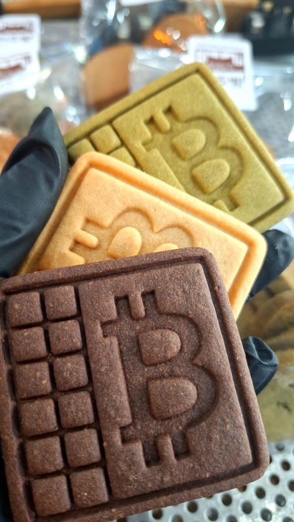 와~ 비트코인 쿠키 맛있다고 후기가 많습니다.!!
이번 29일~30일 미니 컨퍼런스때 꼭 한번 맛보시길 강추드립니다.  30일 라이트닝 마켓은 컨퍼런스 티켓 없이도 자유롭게 참여 가능합니다. 

비트코인 쿠키 종류별로 100개씩 구워갑니다. 
버터맛, 코코아, 녹차맛 
원료의 맛을 극대화했습니다.
한