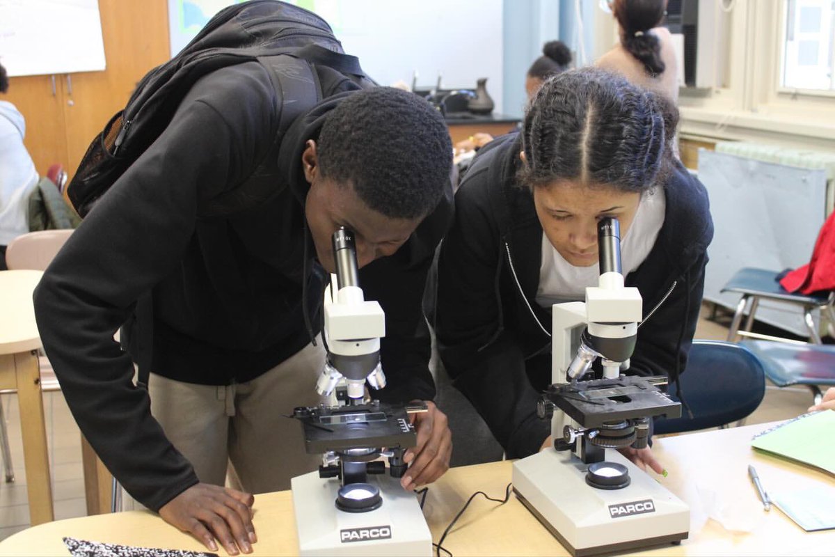 SuptCheng_CIOB's tweet image. Testing water and soil samples gave Bronx Lab School students a hands on look at how human activity shapes the environment. Real science, real community, real learning. #BronxLab #ScienceLearning #HandsOnLearning #STEM #NYCSchools #StudentScientists @bronxlab_school @NYCSchools