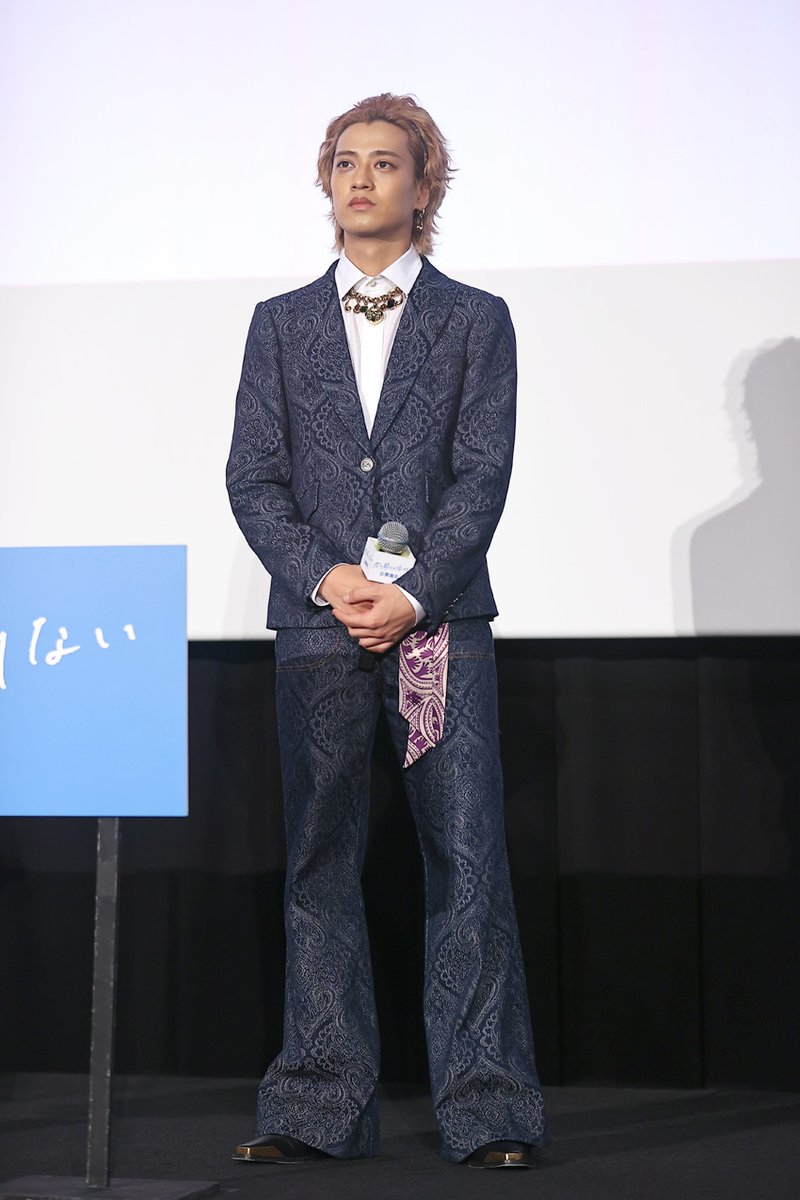 edgelinetokyo's tweet image. 髙橋海人 芳根京子「負けた」と思わせ涙も誘った“もしもし”！坂下雄一郎監督も“沈黙”に「驚愕」【原稿ロング】 edgeline-tokyo.com/entertainment/…   

降壇の際にマイク音声が切れてしまっていたことに気づきはにかむような笑みを見せる髙橋の写真を記事内追加
#君の顔では泣けない