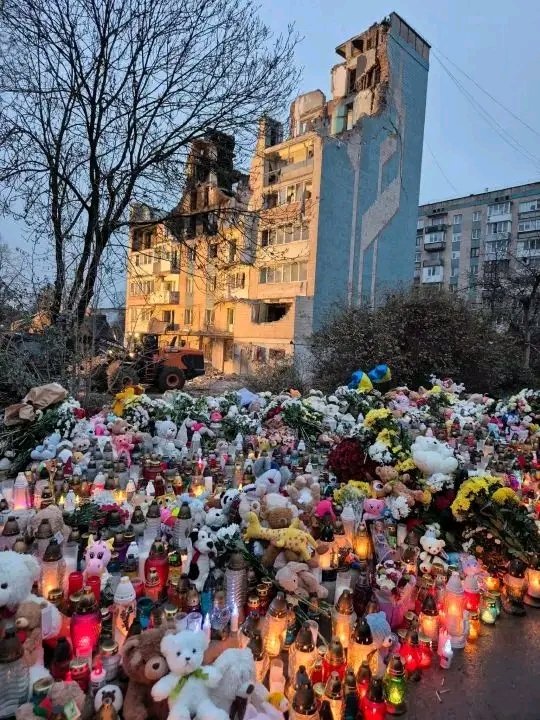 BohuslavskaKate's tweet image. Ternopil. An apartment building where russia massacred 33 people in one strike, including 6 children.