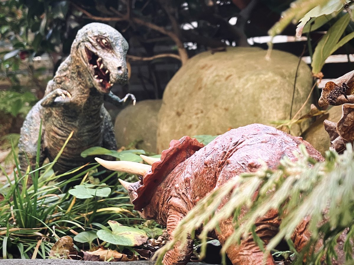 タミヤの恐竜プラモデル、縮尺は気にせずにとりあえず庭やら公園で撮影すると超楽しいですよ。