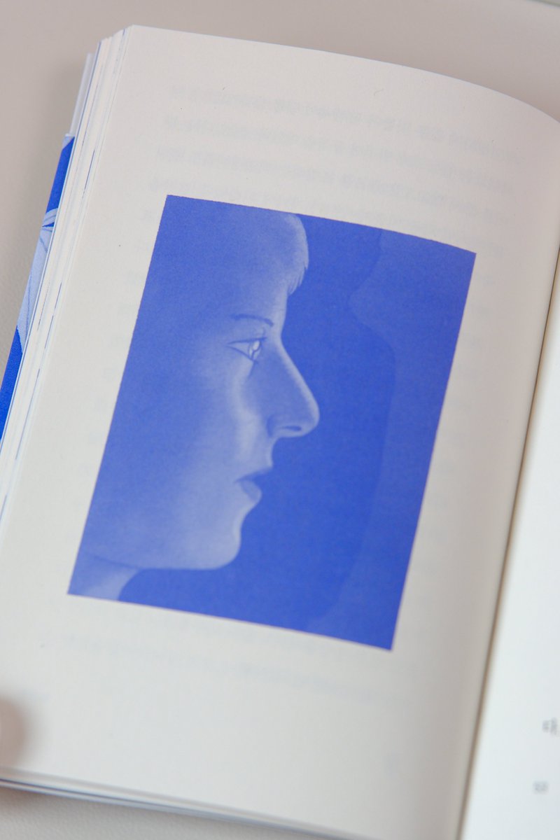 2norang2's tweet image. #도서제공

동생이란 나에게도 언제나 그런 존재다.

남동생이라 그런지 크게 살가웠던 기억은 없고, 지금도 딱히 다정한 교류를 하진 않는다.

언제나 정신차리고 독립하려나 늘 걱정되고 생각하면 가슴이 답답한 그런 존재.

누구보다 편하고 냉정하게 판단하고 ‘쟤는 왜 저래’라며 비난할 수 있지만…