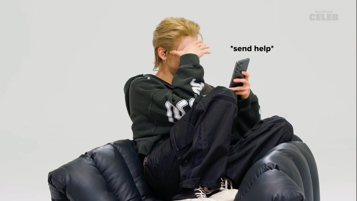 giakiyo's tweet image. they rlly got the most shyest member of txt to read thirst tweets oh bless him