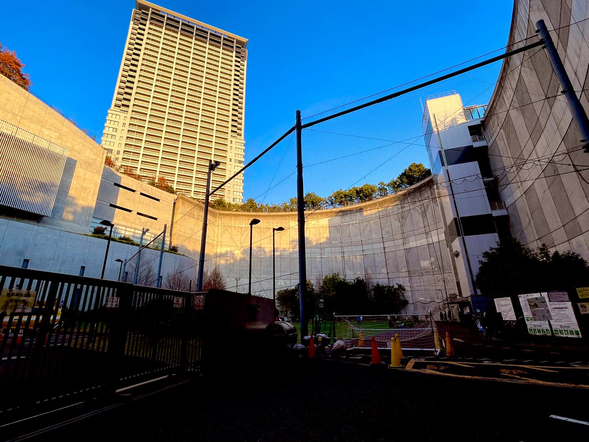 cbsanz's tweet image. おはPP
今日は曇り〜晴れ
昨日は池尻大橋の武藤工業さんを取材
その帰り際にここに行ってきました
進撃の巨人の壁みたいな世界観
上の庭園からの眺めも圧巻でした

#企業公式が毎朝地元の天気を言い合う 
#企業公式相互フォロー祭り