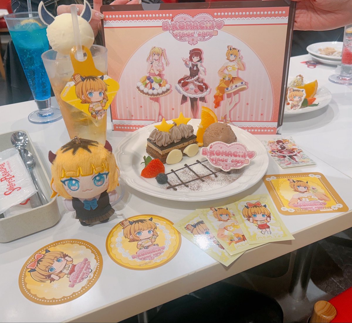 rumirumi_81pro's tweet image. 先日、TVアニメ【#推しの子】とのコラボカフェ、B-KOMACHI♡STAGE CAFEに新旧B小町で行ってきました❤️❤️🤍💛
店内もメニューも推しの子だらけで、めっちゃ可愛いかった〜🍰☕️🥤
パネルにサインも書いたよ✍🏻
東京・大阪・愛知の開催は12/2まで❣️
グッズも可愛いので是非足を運んでくださいね！