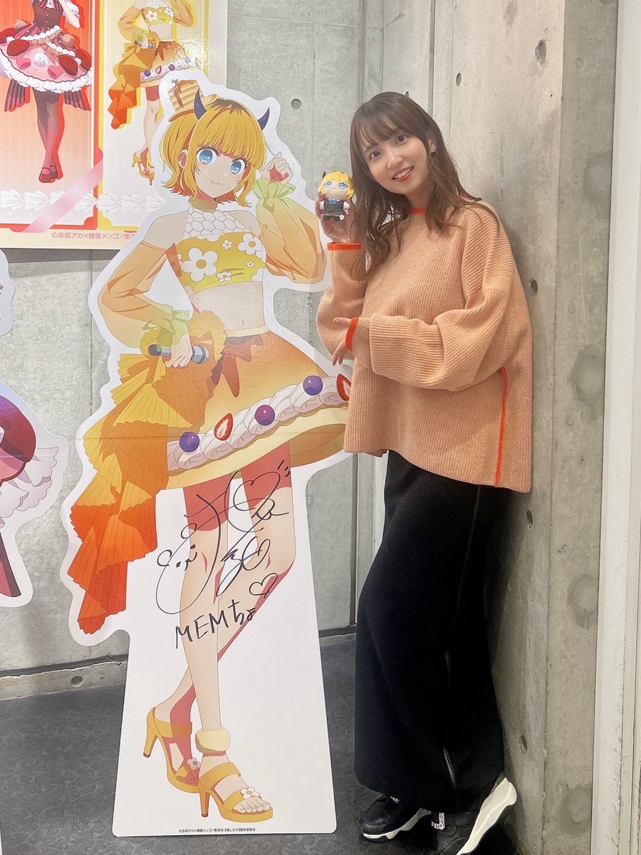 rumirumi_81pro's tweet image. 先日、TVアニメ【#推しの子】とのコラボカフェ、B-KOMACHI♡STAGE CAFEに新旧B小町で行ってきました❤️❤️🤍💛
店内もメニューも推しの子だらけで、めっちゃ可愛いかった〜🍰☕️🥤
パネルにサインも書いたよ✍🏻
東京・大阪・愛知の開催は12/2まで❣️
グッズも可愛いので是非足を運んでくださいね！