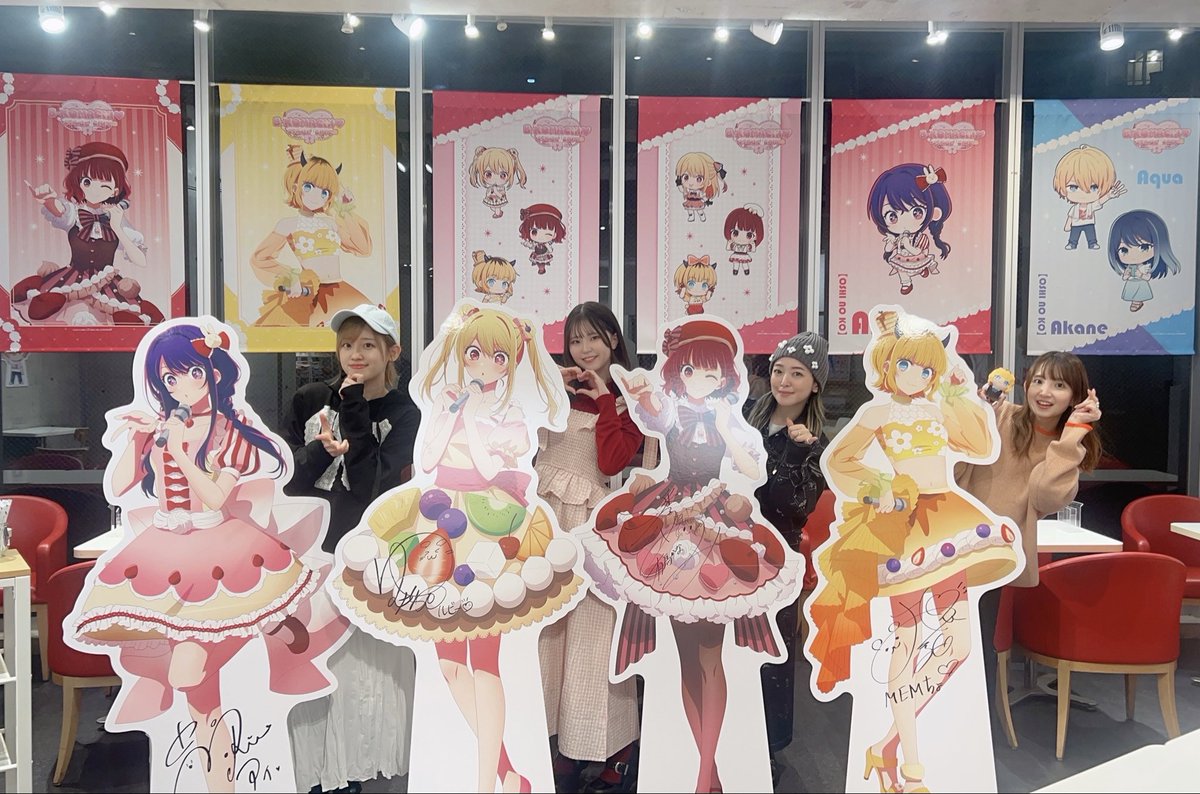 rumirumi_81pro's tweet image. 先日、TVアニメ【#推しの子】とのコラボカフェ、B-KOMACHI♡STAGE CAFEに新旧B小町で行ってきました❤️❤️🤍💛
店内もメニューも推しの子だらけで、めっちゃ可愛いかった〜🍰☕️🥤
パネルにサインも書いたよ✍🏻
東京・大阪・愛知の開催は12/2まで❣️
グッズも可愛いので是非足を運んでくださいね！