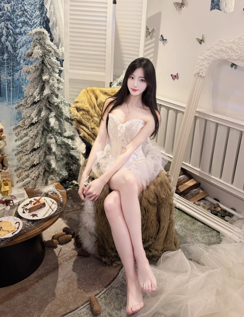 yangxiaoyang999's tweet photo. 你会嫌弃我的脚臭吗？不会吧？不会吧？ https://t.co/SJ4YrH87p8