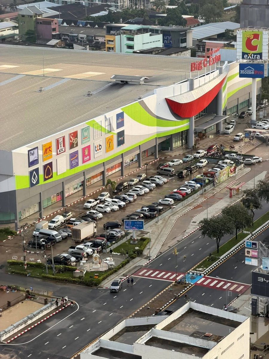 วันนี้น้ำเริ่มลดลงแล้ว

#น้ําท่วมหาดใหญ่