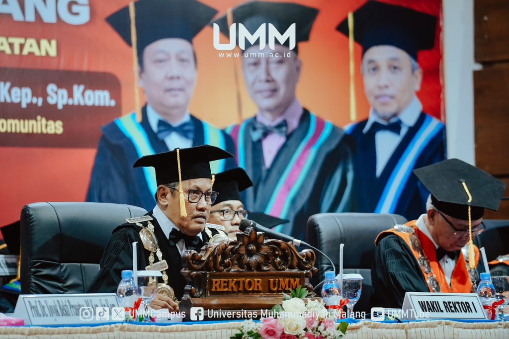Tiga profesor baru dikukuhkan di Theater Dome UMM, pada Rabu, 27 November 2025.

1. Prof. Dr. Ir. Ahmad Mubin, S.T., M.T.
Bidang Kepakaran Ekologi dan Keberlanjutan Industri
2. Prof. Dr. Yoyok Bekti Prasetyo, M.Kep., Sp.Kom.
Bidang Kepakaran Keperawatan Komunitas
3. Prof. Dr.
