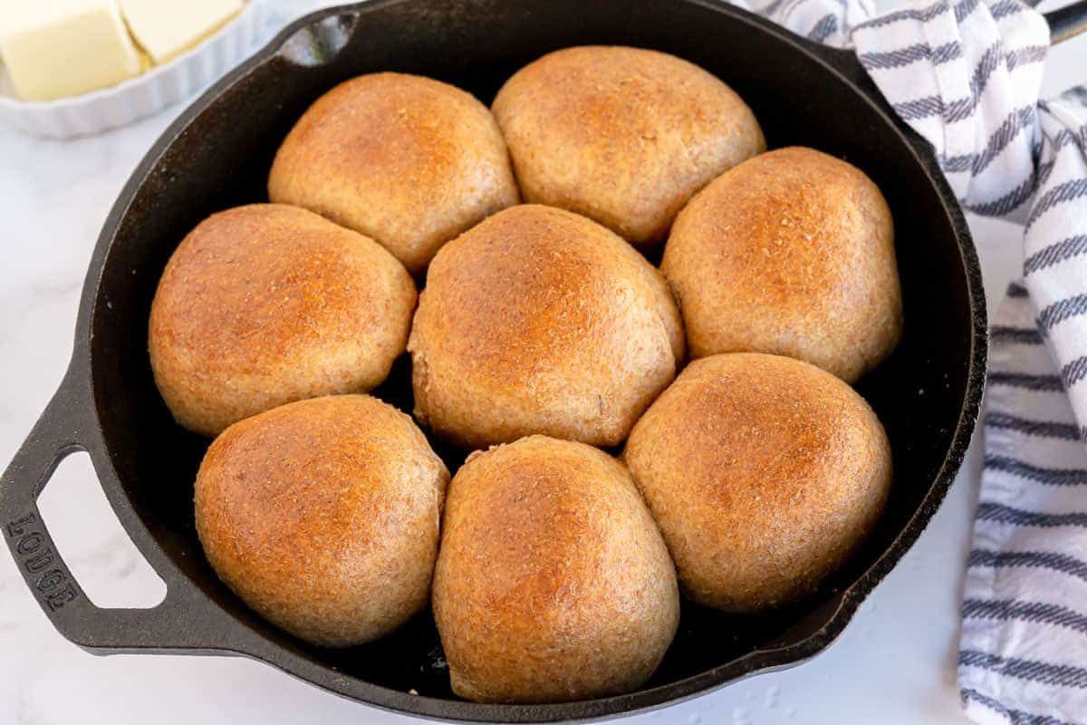 kyleecooks's tweet photo. Quick and easy to make, these deliciously soft and fluffy Whole Wheat Rolls make the perfect amount for your family! They make a hearty side to any meal. https://t.co/JI1MlittbQ #breadrolls #bread #baking #recipe #homemade https://t.co/b3pcFsyjBw