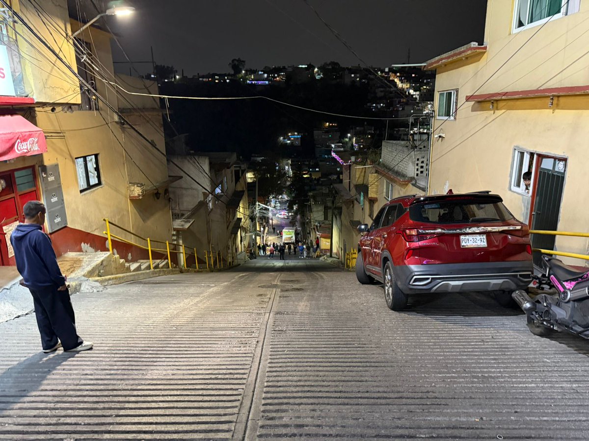 Gposiadeoficial's tweet image. *CAMIÓN DE REPARTO DE LA EMPRESA JARRITOS PIERDE EL CONTROL Y REALIZA BOQUETE EN PARED DE DOMICILIO*  

*Fecha:* Miércoles 26 de Noviembre de 2025
*Entidad:* Ciudad de México
*Alcaldía:* Álvaro Obregón 
*Domicilio:* Paso Florentino  
*No. Ext:* 69 
*Entre Calles:* Paso Viejo…