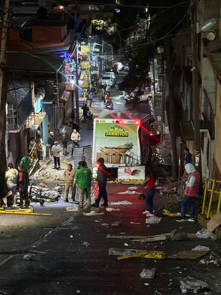 Gposiadeoficial's tweet image. *CAMIÓN DE REPARTO DE LA EMPRESA JARRITOS PIERDE EL CONTROL Y REALIZA BOQUETE EN PARED DE DOMICILIO*  

*Fecha:* Miércoles 26 de Noviembre de 2025
*Entidad:* Ciudad de México
*Alcaldía:* Álvaro Obregón 
*Domicilio:* Paso Florentino  
*No. Ext:* 69 
*Entre Calles:* Paso Viejo…