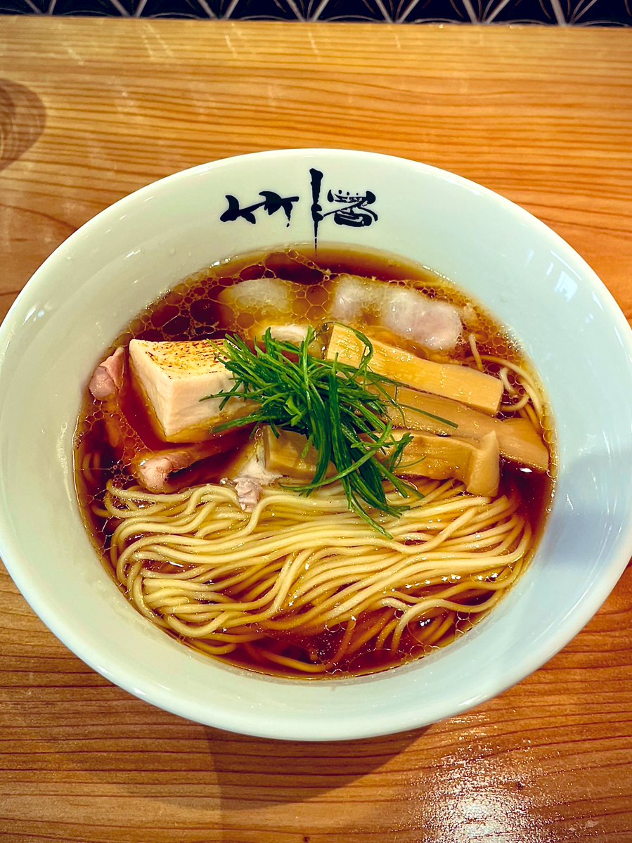 竹緒 -TAKEO-  @小田原

醤油 soba🍜

11月13日 Open㊗️オーナーは老舗ホテルにてシェフソムリエをされていた方の様👨🏻‍🍳調理するの「Japanese Soba Noodles蔦」の元オーナーシェフ👩‍🍳期待度MAX🤩鶏の旨味🤤ブレンド醤油のふくよかな香り😫宮崎産に拘ったチャーシューは鬼🐴‼️
ご馳走様でした🙏