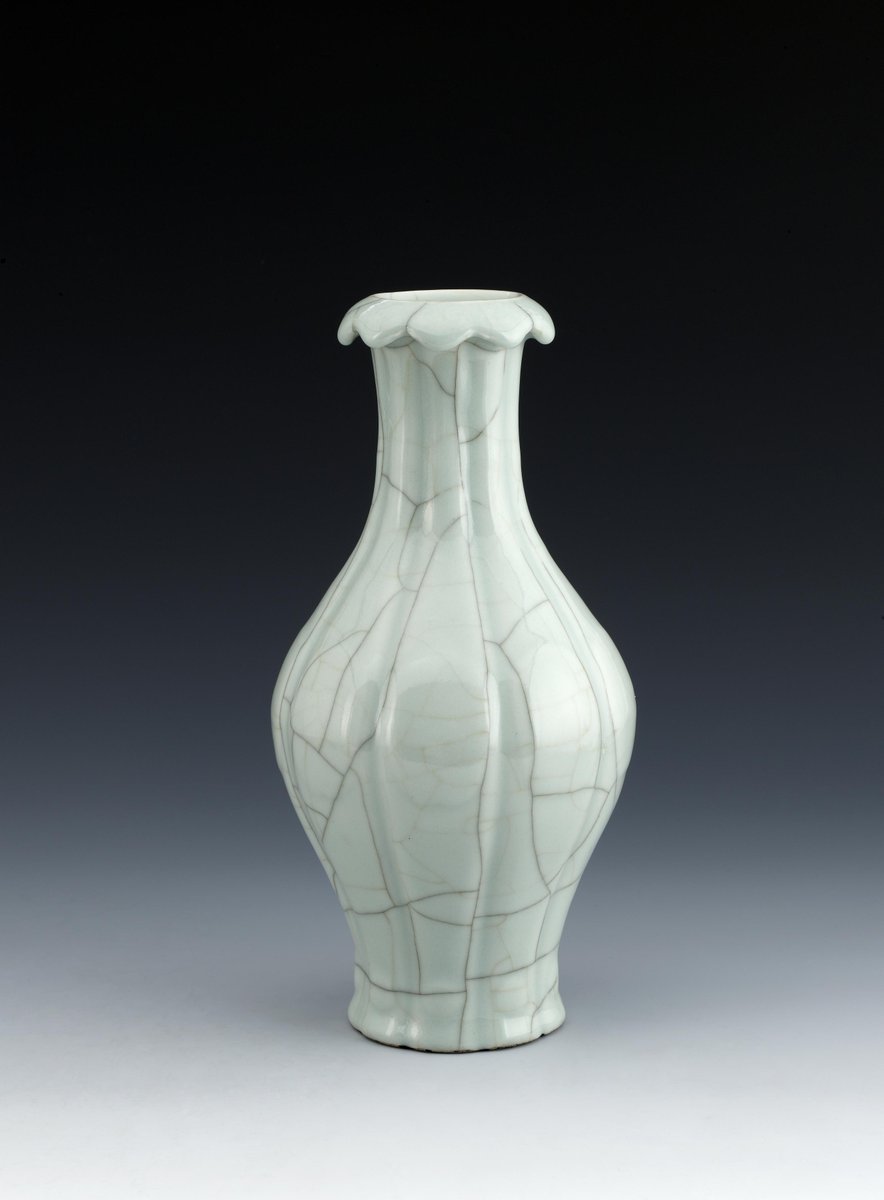 ShanghaiMuseum's tweet photo. This Qing dynasty vase features crackled glaze with iron black and golden yellow lines crawling through it, both inherited from the Ge kiln of Song dynasty, which is renowned for its unique aesthetics of natural beauty out of imperfection.
#ChinesePatterns
仿哥釉“慎德堂”款瓜棱瓶 https://t.co/Z8MBtzx1wV