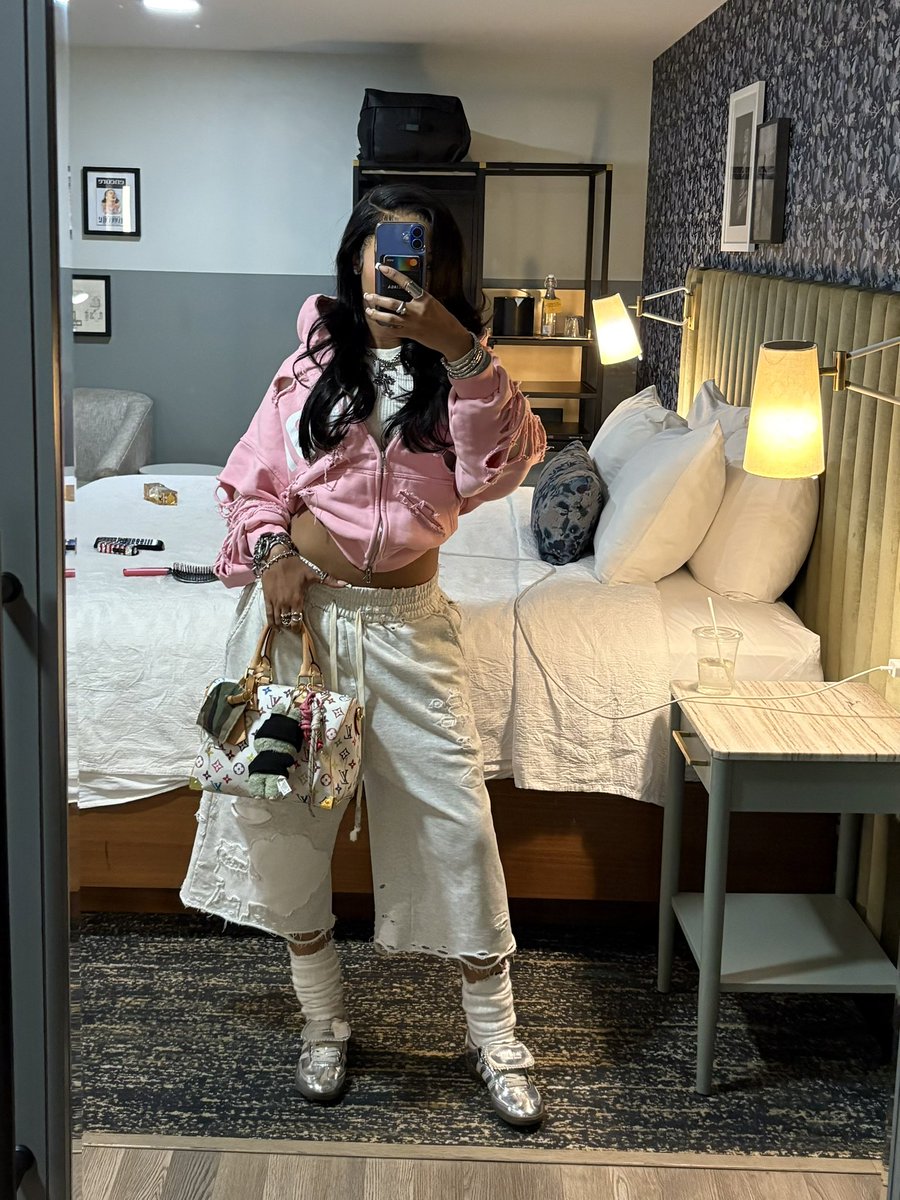 ahbarchives's tweet image. 1 shoe, 2 fits.