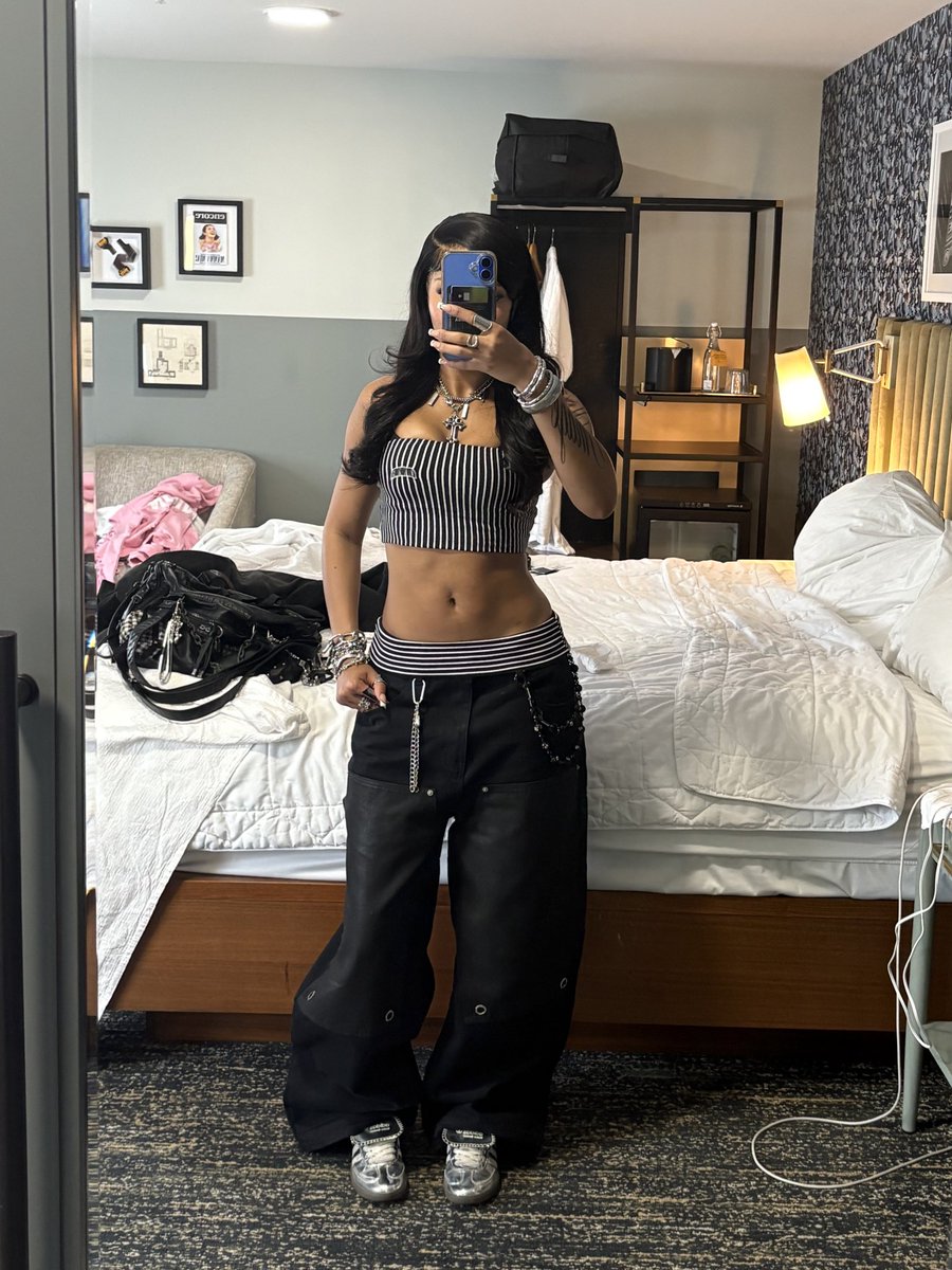 ahbarchives's tweet image. 1 shoe, 2 fits.