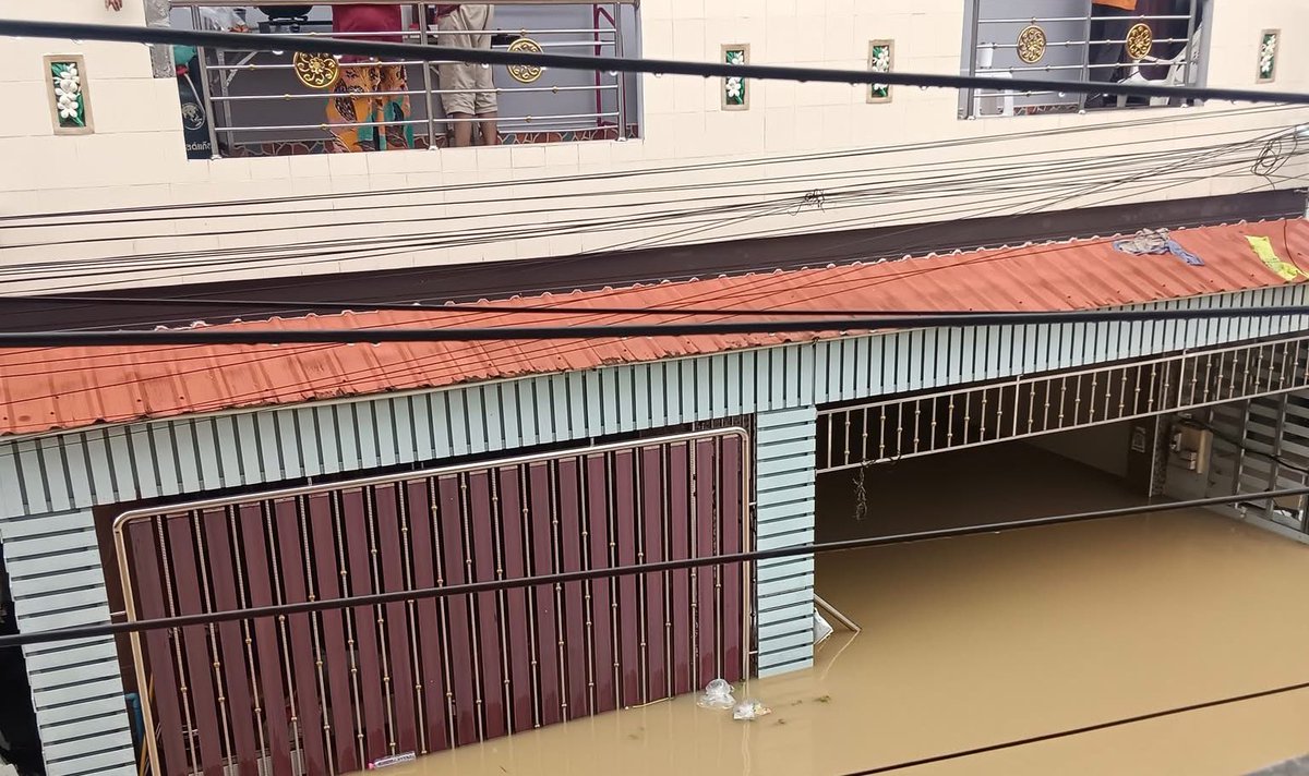 joenjaneeeee's tweet image. ขอความช่วยเหลือ ฝากกระจายข่าวค่ะ
ตอนนี้ญาติยังไม่ได้รับการช่วยเหลือค่ะ มีเด็กและผู้สูงอายุค่ะ ติดต่อไม่ได้เข้าวันที่ 3 ติดอยู่ชั้น 2 ทั้งหมดค่ะ ต้องการอพยพ

📍ปากซอยคึกฤทธิ์ 10 สะพานดำ หาดใหญ่
#น้ำท่วมหาดใหญ่ #น้ำท่วมภาคใต้
maps.app.goo.gl/mjJHHPPTUkSPjg…