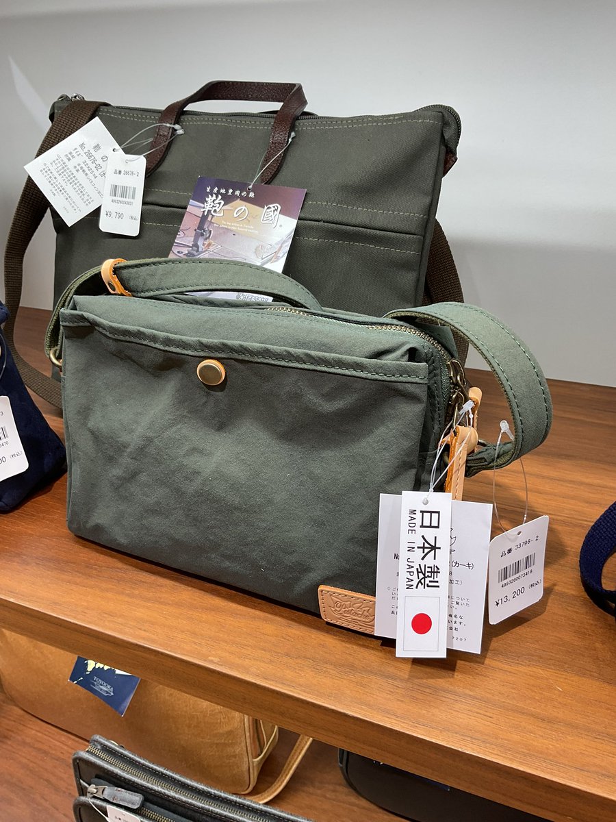 kabanclub_tokyo's tweet image. 東京店にデニムのトートバッグとキャンパス風のナイロンショルダーバッグの目白押し商品入荷致しました😆

商品のコンセプトが珍しいのと使い勝手が驚くほどに良いので、是非試しにご来店頂けると幸いです😂
展示会でも皆さま興味深々で触られていました。

#デニム 
#ナイロン
#鞄
#おすすめ 
#バック