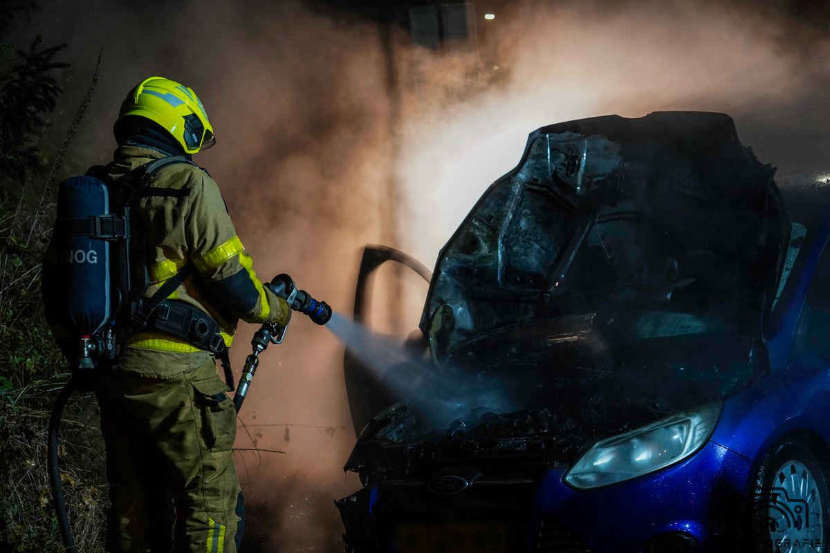 Auto verwoest na felle brand bij Sportpark Orderbos