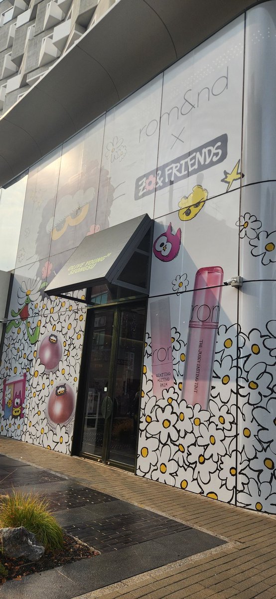 mongmongki1's tweet image. 롬앤 프렌즈 콜라보 팝업스토어 방문!