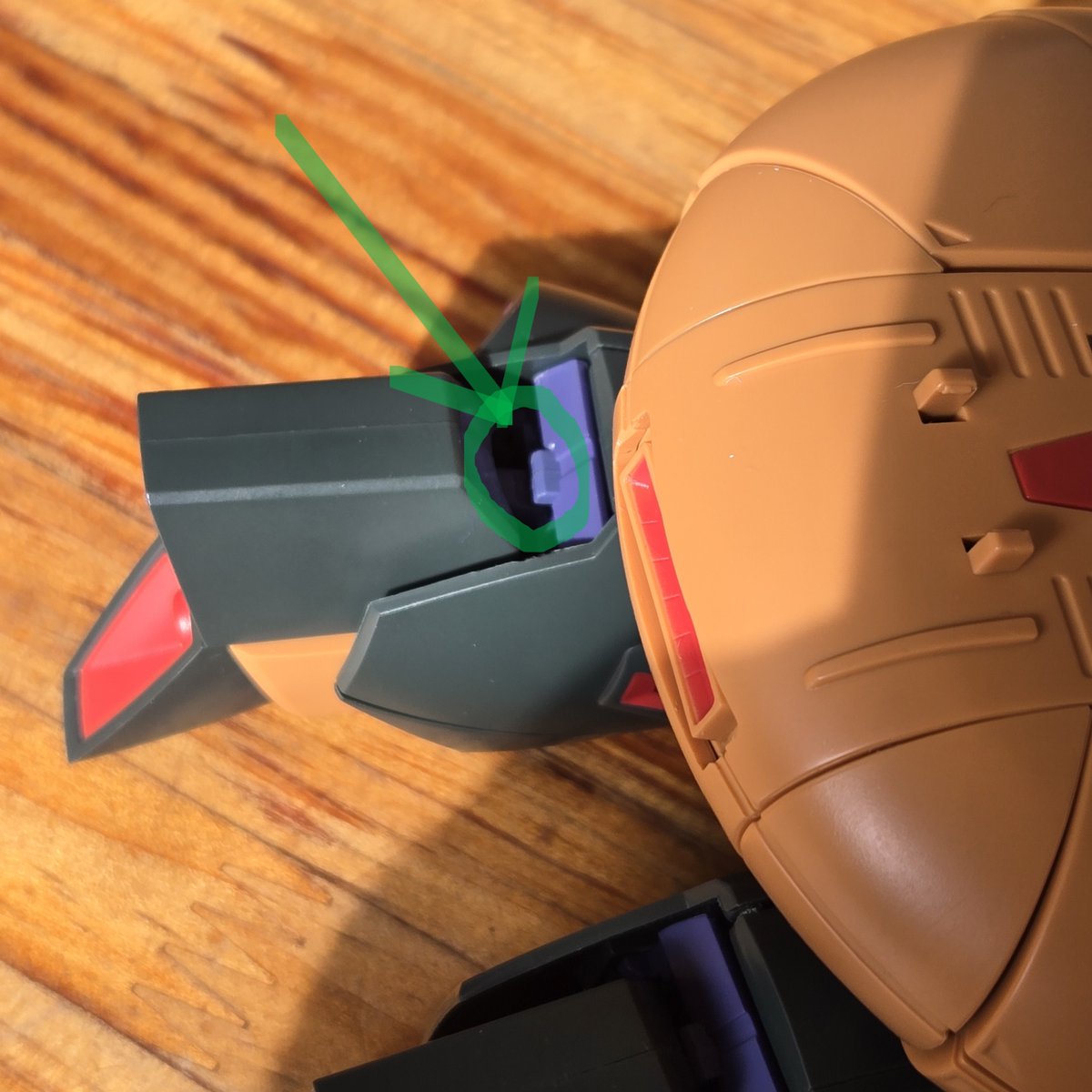 にぎわってますねー、robot魂 アッシマー界隈。
恐るべし、バンダイの技術力。
私の個体は膝のスライド展開がかなり硬かったのですが、足首裏の突起を押し込むと膝フレームがそのまま押されて引き出せました。

お困りの方は試してみるとよいかもですー。