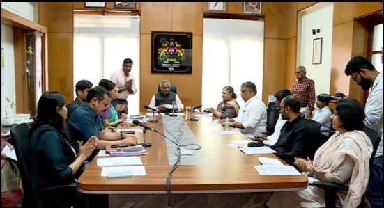 readingkafka's tweet image. A year-long Constitution literacy program Arivu Yatre was launched yesterday across Karnataka’s rural public libraries. As community learning spaces, libraries can deepen people’s understanding of their rights, entitlements, and responsibilities. 🌷🌿📚🕊️