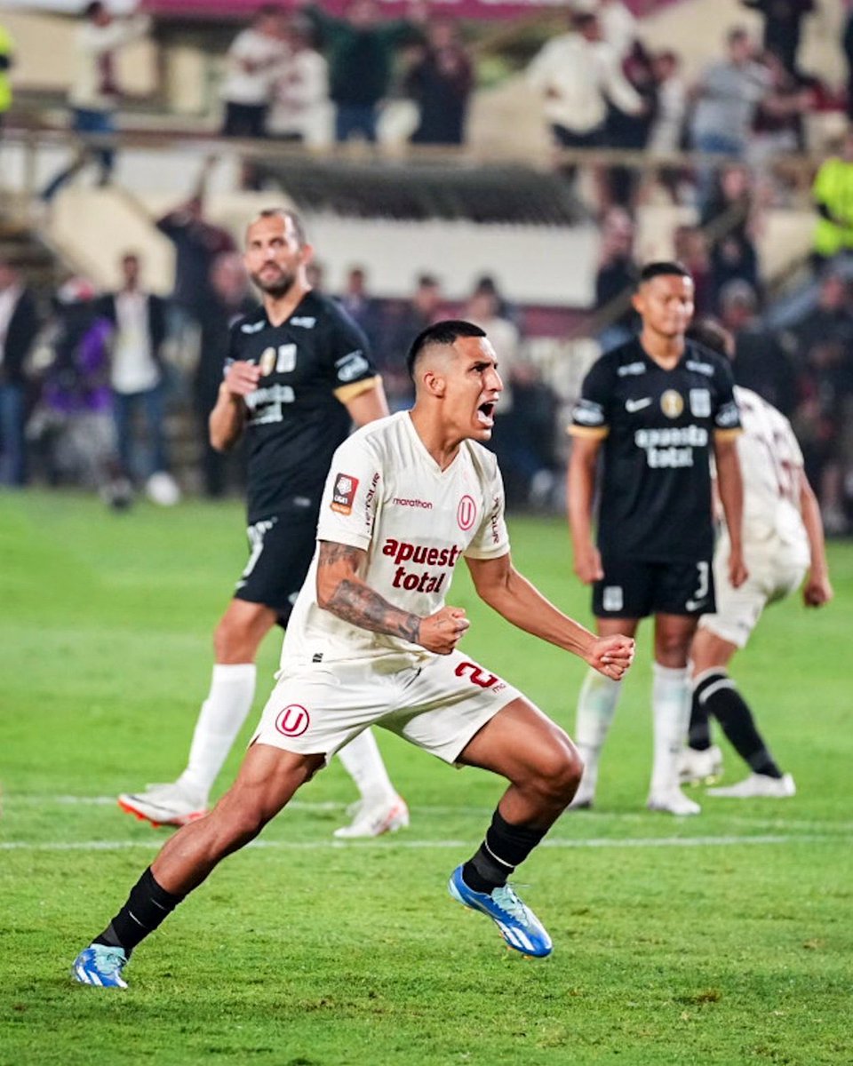 ErrorArbitralTR's tweet image. Desde que Hernán Barcos discutió con Valera y lo llamó “muert0” ha visto como el delantero de Universitario salió tricampeón y se consolidó como el nueve de la Selección.

Mientras que Alianza Lima decidió despedir al argentino.

Por eso nunca se escupe al cielo, chiques.