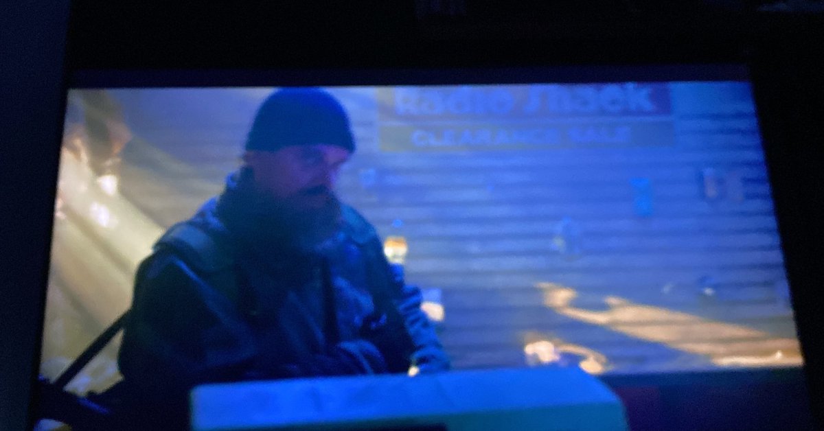 portalm4tthk's tweet image. O HOPPER SAINDO DO TÚNEL PELA RÁDIO SHACK, O LUGAR AONDE O BOB TRABALHAVA 😭😭😭