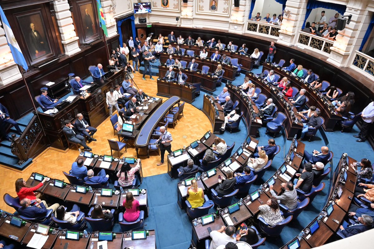 LeoMorenoPBA's tweet photo. 📌 Día importante hoy en @HCDiputadosBA

🏛️ PRESUPUESTO 2026 Y LEY IMPOSITIVA

Mientras el gobierno de Milei sigue profundizando el ajuste sin medir el impacto en la vida cotidiana, desde la Legislatura aprobamos las herramientas básicas para que la Provincia pueda funcionar.

➡️ Para las y los escobarenses, esto significa escuelas abiertas, centros de salud atendiendo, programas que sostienen a nuestras familias y obras que mantienen en movimiento a cada barrio.