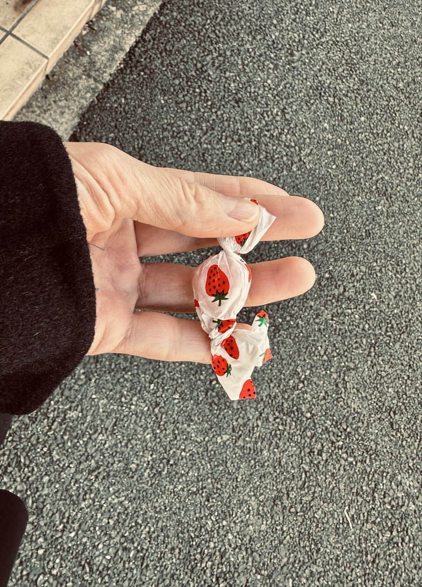 すっかり冬だった朝
去年のコートのポッケから
いちごミルクキャンディー出てきた
