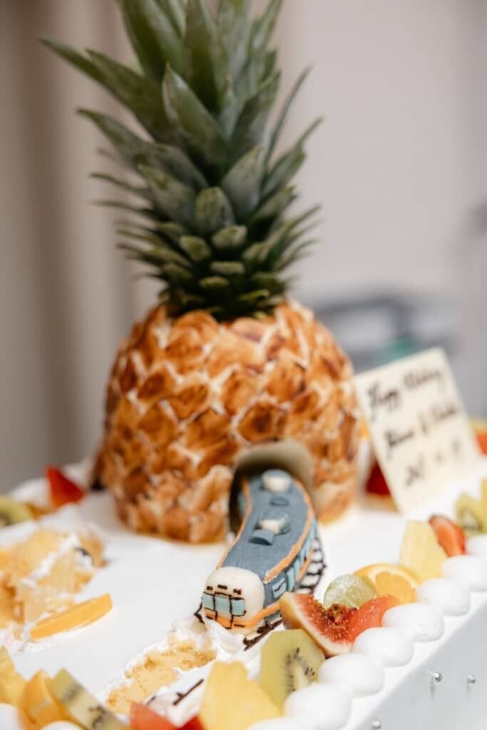 itm_nlab's tweet image. 鉄ヲタすぎるウエディングケーキ（313系）

鉄ヲタ男性が結婚→新婦がOKしたウエディングケーキに大反響　「尊重し合える関係大事」「すげぇ」
nlab.itmedia.co.jp/cont/articles/…