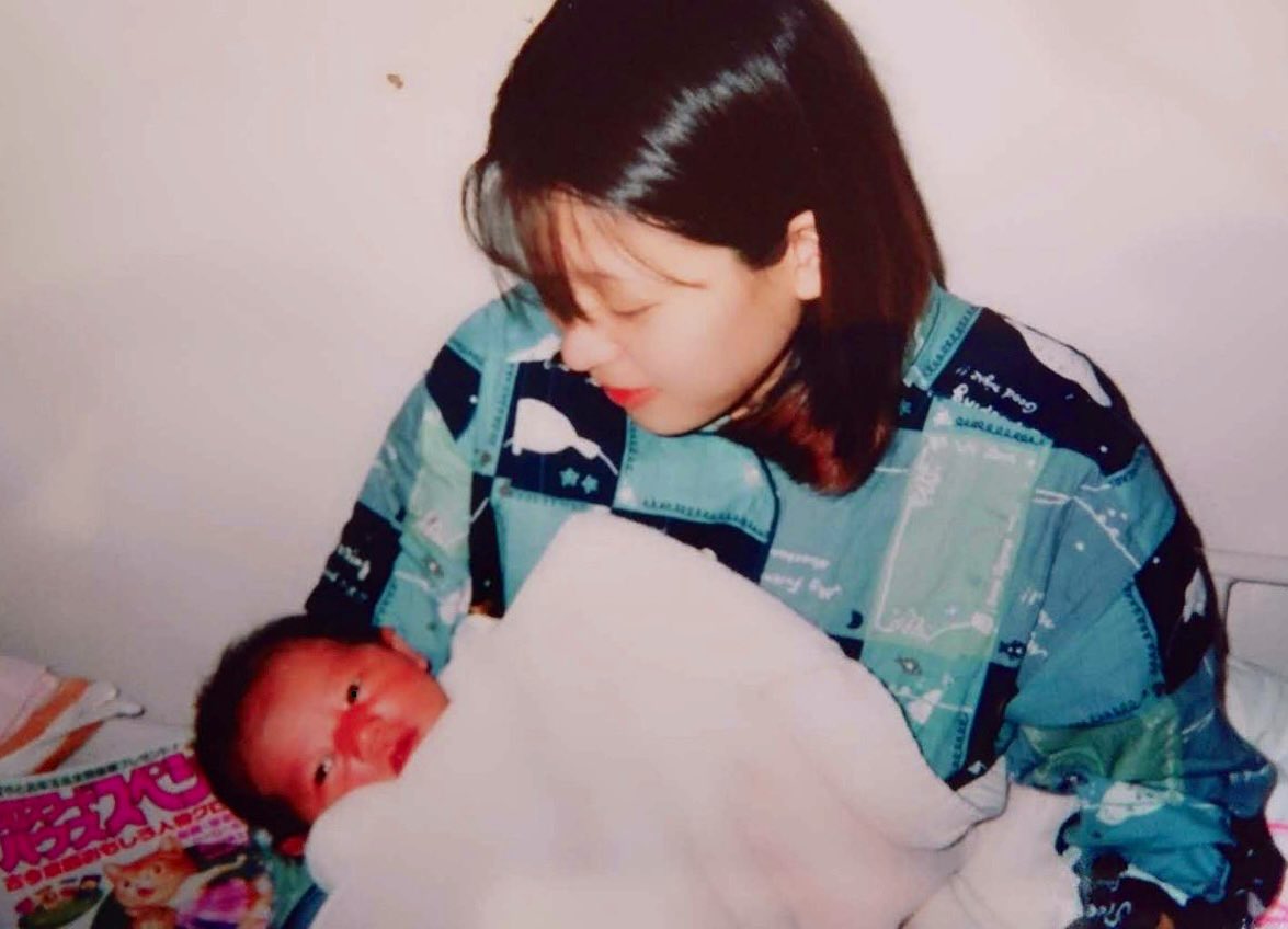 ryu_mie_fa5_a's tweet photo. 今日は娘30歳の誕生日☺️
10代で出産して当時の子育てはネットも無くひよこクラブしかない時代(笑)
30代で孫まで出来て色々あったけどあなたを産んで良かった！
良い30代を過ごしてね😊 https://t.co/MSiNWaE4aC