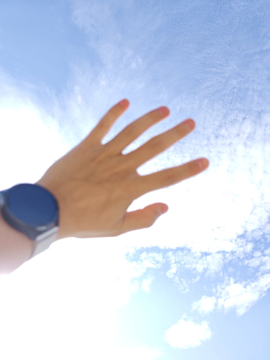 把掌心摊开，接住一整片晴朗。时间在手腕上安静转圈，日子也跟着慢下来了。