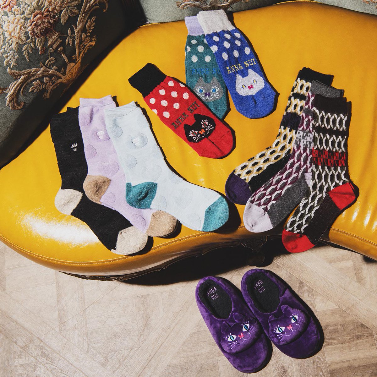 ANNASUI_japan's tweet image. 🖤ANNA SUI SOCKS🖤
クラシックな蝶モチーフ、優雅なローズ柄、ANNA SUIのアイコン猫のTITI (ティティ)、繊細なレースやメッシュ素材など、個性豊かなデザインが豊富にラインナップ。ロマンティックでどこかミステリアスなANNA SUIの世界観を、日常のスタイルに取り入れて。

annasui.co.jp/pages/fw-socks