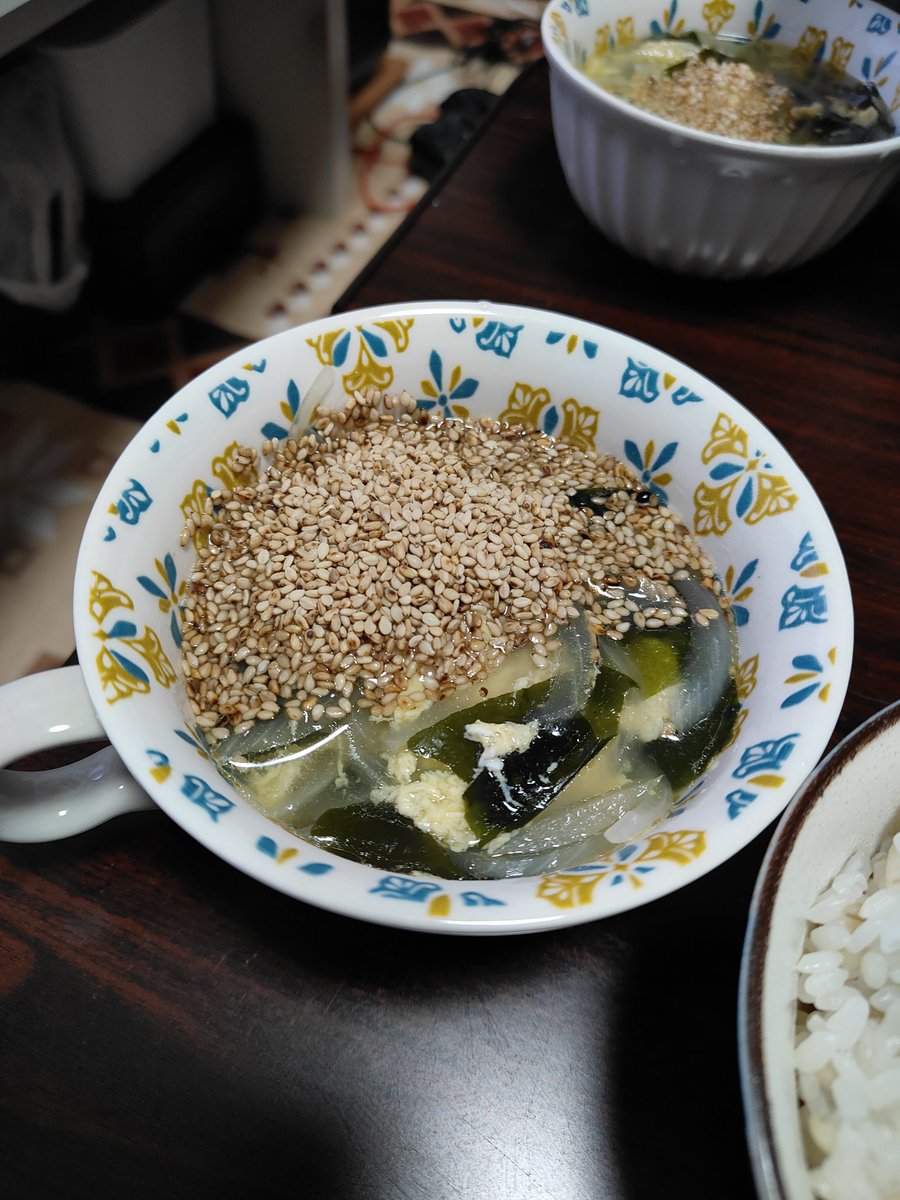 hichudy's tweet photo. しー「あっ…」
ひつぢ「どうしました？」
しー「食べて食べて！」 https://t.co/y9lCw3DExY