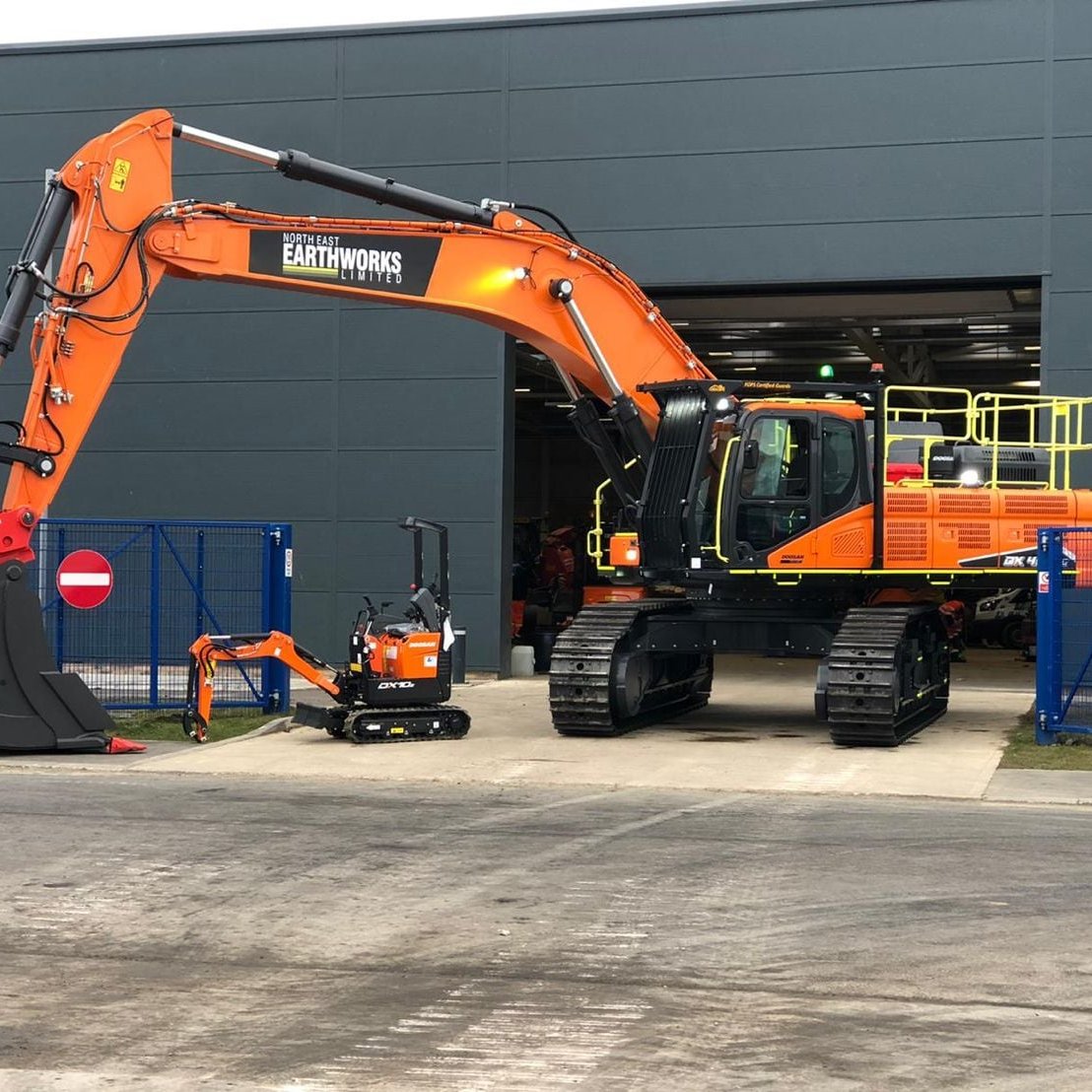 CabcareProducts's tweet image. Looking for safety yellow handrails / boxing rings for your machines? Our handrails are designed to be lighter &amp;amp; more flexible to reduce &amp;amp; prevent cracking issues. Call 01785 851 944 or email sales@cabcare.com

#Forestry #Groundworks #Demolition #Earthmovers #Construction