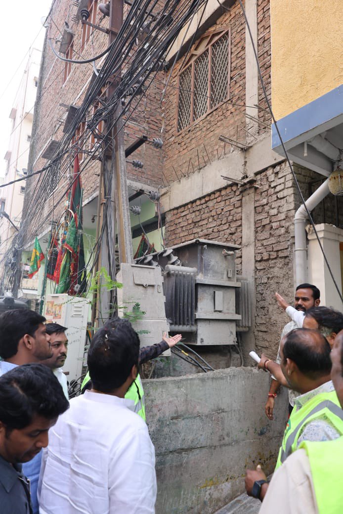 naveenyadav_inc's tweet photo. Jubilee Hills MLA Shri V.#NaveenYadav garu instructed electricity officials to immediately resolve the power issues troubling the public.

During his visit to Krishnanagar, he directed them to replace the damaged transformer near Masjid-e-Zahoor-e-Kareem and install new poles. https://t.co/FBdjPXJprt