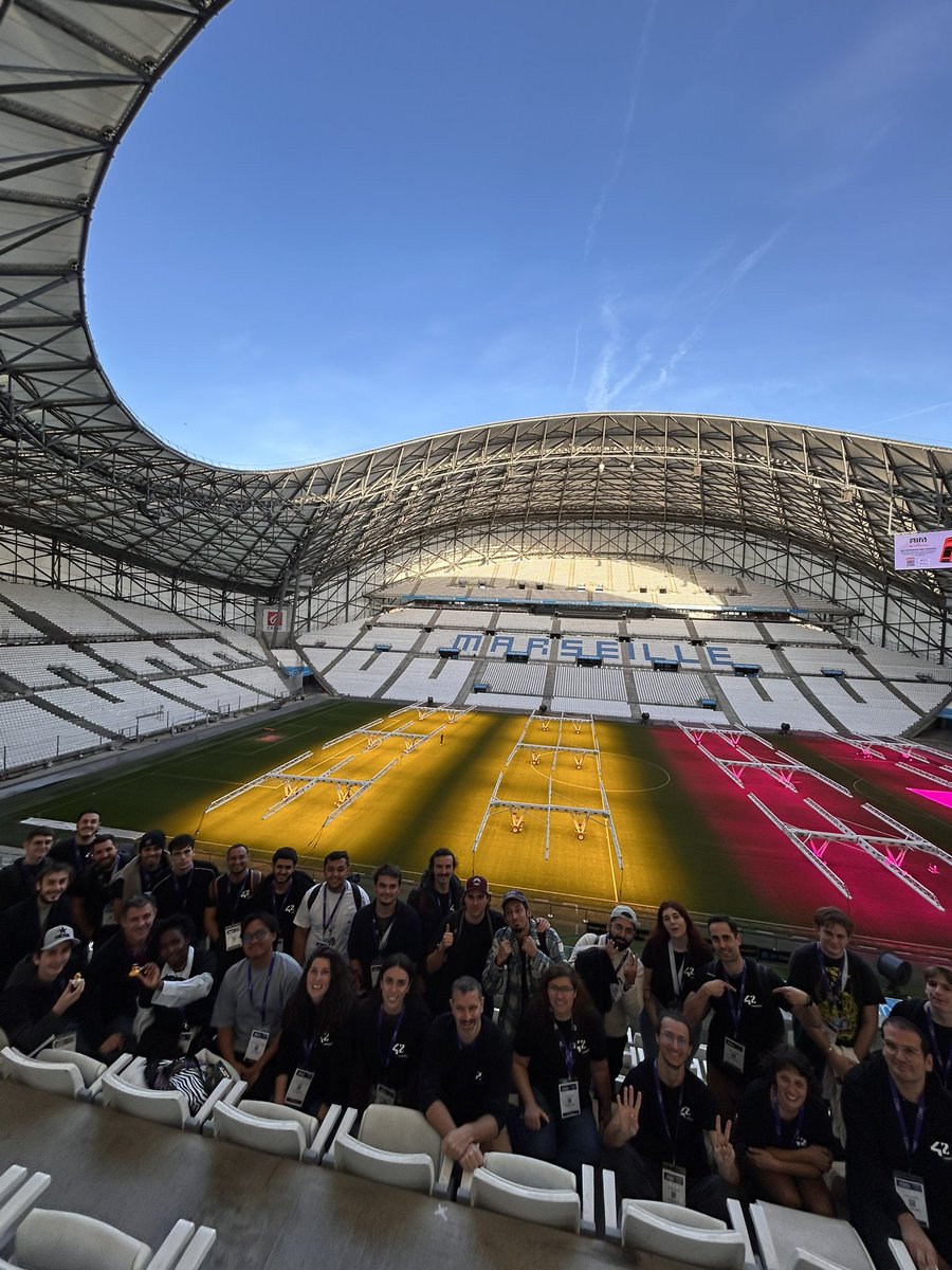 On a vu vélodrome en TT donc on s’est dit qu’on allait poster notre équipe … au Vélodrome 🥹🤍