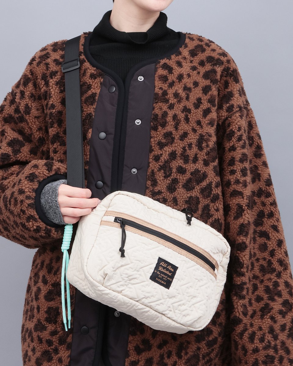 ネイティブ柄のキルティングが、さりげないポイントのショルダーバッグ。
毎日使える程よいサイズ感で、日常使いからフェスや旅行、アウトドアなどレジャーにも大活躍！
パラコードチャームでアクセントをプラス♪

ZOWCBD7040
キルティングショルダーバッグ
¥4,620 (税込)
titicaca-online.jp/ap/item/i/A0TT…