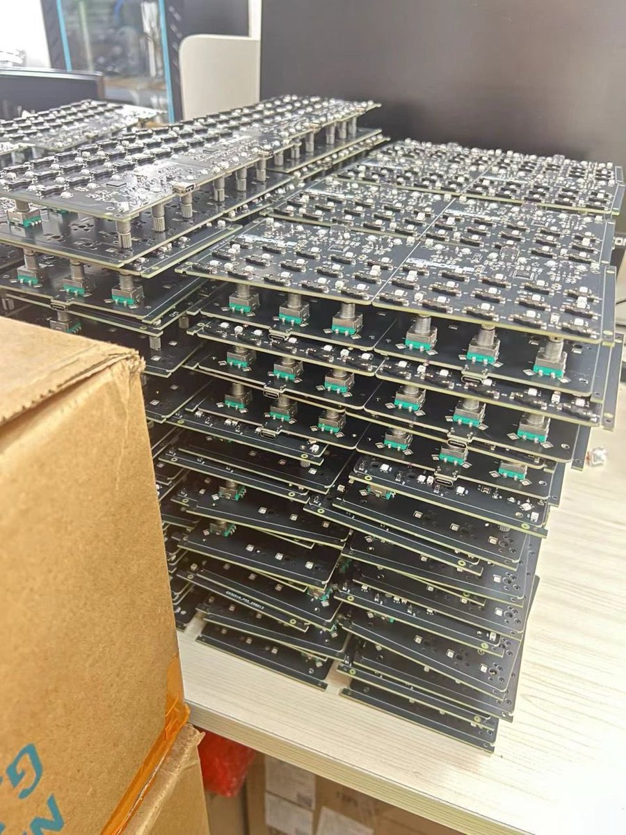 goblintechkeys's tweet image. Macropad PCBs in, ready for aluminum casings and full assembly ⚡
Corporate order loading…

#goblintechkeys #macropad #pcb #corporateswag
